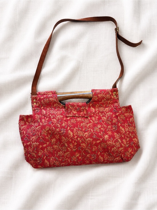 Carpet bagget Handbags - Vintage-Inspired Red Floral Shoulder Bag with Leather Strap
